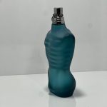 🔹 نت اولیه (Top Notes): ترکیب تازه و انرژی‌بخش مانند نارنگی، ریحان، ترنج یا گلابی (بر اساس نسخه) 🔹 نت میانی (Heart Notes): یاسمن، دارچین، ادویه‌های لطیف