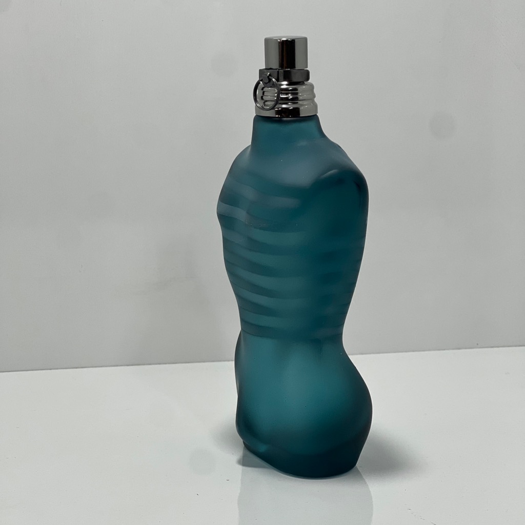 🔹 نت اولیه (Top Notes): ترکیب تازه و انرژی‌بخش مانند نارنگی، ریحان، ترنج یا گلابی (بر اساس نسخه) 🔹 نت میانی (Heart Notes): یاسمن، دارچین، ادویه‌های لطیف